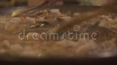 在平底锅上煮贻贝、虾和鱿鱼，做海鲜饭。 在西班牙餐馆煮海鲜饭。 烹饪食品