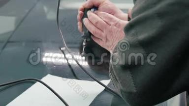 汽车玻璃维修专家修理汽车玻璃。