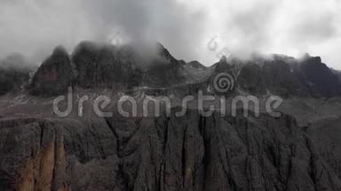 博尔扎诺省帕索花园山口的鸟瞰图。 白云石。 在塞拉塔附近飞行。 在遥远的地方