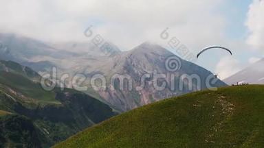 滑翔伞飞越惊人的山脉