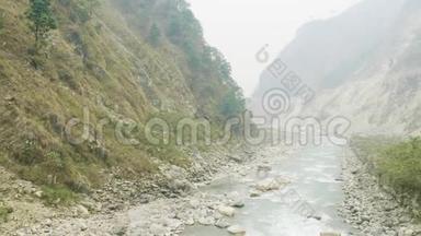 尼泊尔山脉之间的河流。 玛纳斯鲁巡回跋涉。