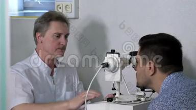 资深验光师为病人做视力测试