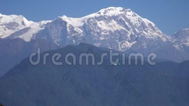 小型飞机飞越喜马拉雅山山脉