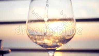 日落时把美味的新鲜葡萄<strong>酒</strong>倒入玻璃杯中。 高清，1920x1080。 慢动作。