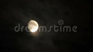 夜晚的月亮阴云密布