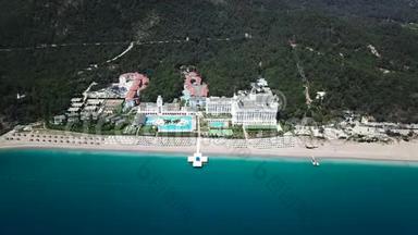 令人惊叹的热带豪华酒店顶部景观，靠近海洋的游泳池。 录像。 酒店靠近豪华酒店的俯视图