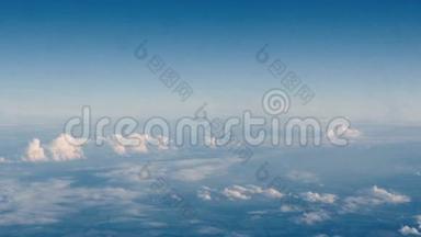 美丽的云穿过飞机的窗户(L R潘，2号)