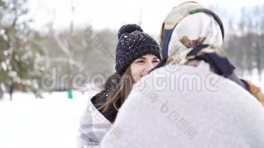 在冬季公园里，两个穿着格子布的<strong>女孩</strong>在说话，微笑着<strong>喝茶</strong>
