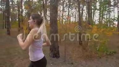 女青年在林间小路上慢跑的镜头