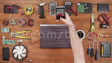 男工程师程序员制作自拍手机.. 木桌顶景.. 维修工具