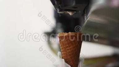 制作美味冰淇淋的冰淇淋机