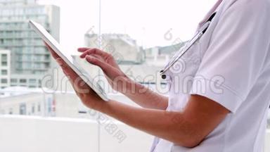 护士在外衣使用平板电脑