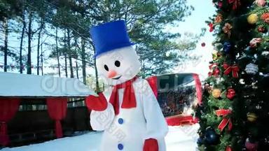 孩子们`<strong>动画</strong>师雪人，跳舞的雪人，<strong>滑稽</strong>的男人在圣诞树的背景上穿着花哨的裙子跳舞