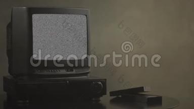 带噪音的电视。 电视测试卡。 复古硬件1980.. 故障艺术展示静态错误，断传.. 噪音电视屏幕