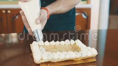 在蛋糕层上，面包师傅用鞭子<strong>抽打</strong>奶油