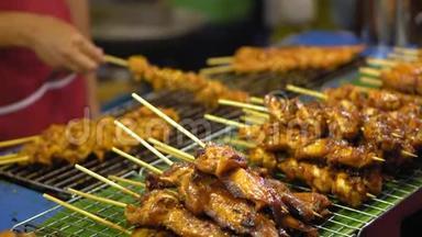 亚洲的街头美食.. 传统的街头菜肴。 夜间食品市场