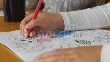 幼儿在幼儿园用铅笔画画.