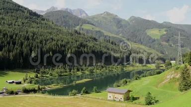 带有徒步路径和欧洲阿尔卑斯山的格勒瑟尔山谷的全景（奥地利）