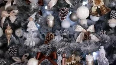 圣诞树上的圣诞装饰品。 房子里的节日装饰