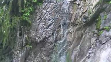 观赏m野地-格罗斯塔尔-莱特尔尼卡姆克拉姆峡谷的水（蒂罗尔/奥地利）。