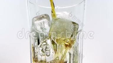 在白色背景下的饮料杯中倒入新鲜可乐，拍摄慢动作，乐趣和夏季时间