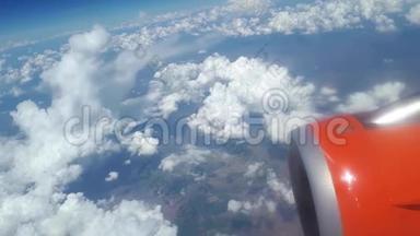 从<strong>飞机</strong>窗口到蓝天和白云的视野，<strong>飞机机翼</strong>上的一个橙色涡轮机，可以看到