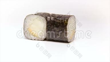 熏鱿鱼肉卷。 日本传统食物寿司卷，白色背景