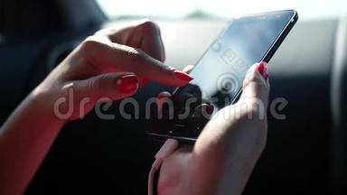 手机在一个女人手中的车里，女孩点击屏幕。 高清，1920x1080。 慢动作