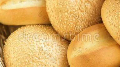 面包店货架上的面包和面包