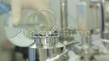 科学家将试管中的液体注入设备的特写镜头。 科学家将试管中的液体