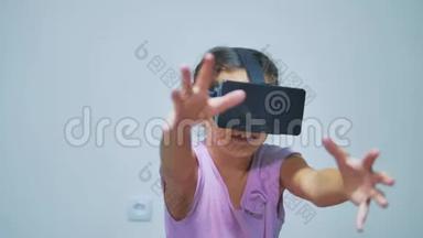 快乐的小<strong>女孩使用</strong>3d护目镜虚拟现实耳机。 带着VR设备的惊喜女人。 快乐的微笑<strong>女孩</strong>