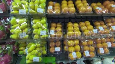 中国北京一家超市橱柜出售水果
