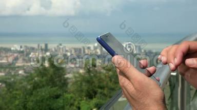 拥有<strong>高楼大厦</strong>和普通住宅的现代化城市.. 一个男人在前台查看手机上的信息