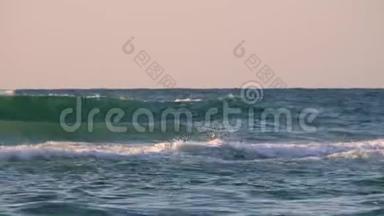 波涛汹涌的海浪。 滚滚海水