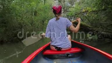 在湖边划独木舟