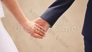 婚礼主题。 一起。 一对年轻夫妇<strong>牵着</strong>手。