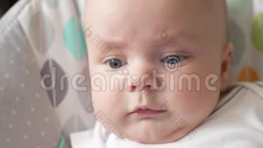 <strong>小宝宝</strong>开始哭了。 这孩子要哭了。