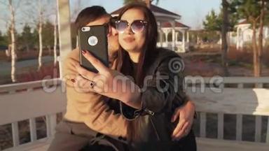 爱的情侣在大街上自拍<strong>iphone</strong>股票视频