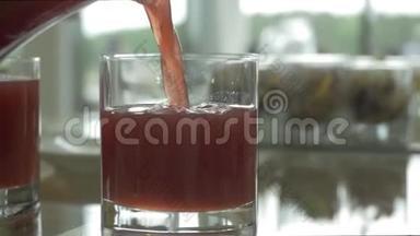 将紫色葡萄汁倒入玻璃杯中.. 把水果饮料倒入杯子里