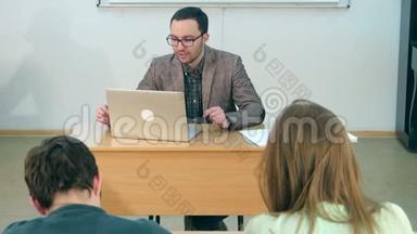 快乐的老师带着笔记本电脑<strong>上课</strong>