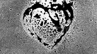 心脏形状从飞溅和斑点