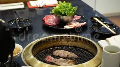 食品在bulgogi，韩国烧烤，在餐厅.. 在<strong>中餐</strong>厅做饭，烧烤
