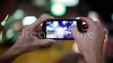 带着手机的游客在夜街用bokeh灯拍照。 快关门。 1920x1080，高清