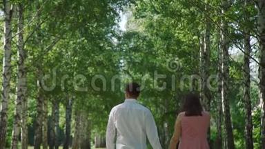 情侣手牵手漫步公园