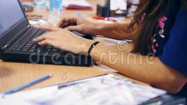 工作办公生活-穿蓝色衣服的女人使用电脑