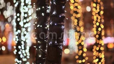 圣诞节。 在夜晚的城市<strong>街道</strong>上，一丛丛丛的树木在节日的发光<strong>照明</strong>中。 特写镜头。 新年主题。