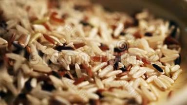 棕色和未抛光的大米被倒进盘子里。 有大米溢出的视频