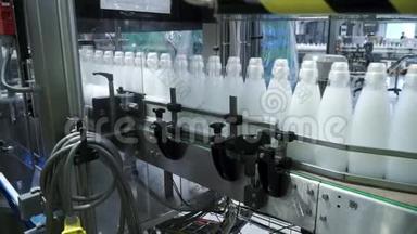 工厂和研究概念。削减。生产设备上白色物质的瓶子将被扭曲