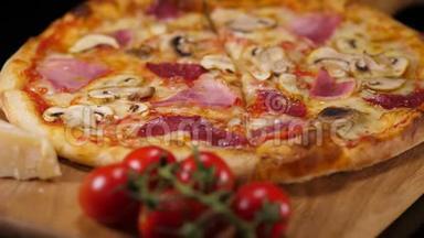温暖的意大利腊肠披萨-意大利<strong>特产</strong>