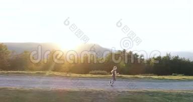 日落时分，一个女人在乡间的路上奔跑。